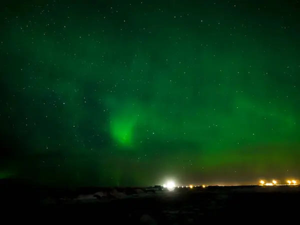 アイスランドのレイキャネス半島に浮かぶオーロラの風景 — ストック写真