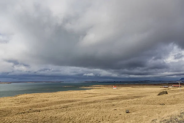 アイスランドのスネーフェルスネス半島の原生の海岸に暗い雲がある風景 — ストック写真