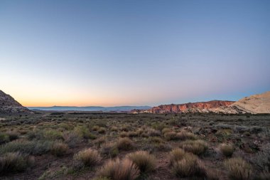 Karlı Kanyon, Utah, ABD 'deki dağları ve otlakları gören manzara..