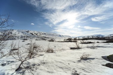 Norveç 'te bahar manzarası, kayalar, tepeler, dağlar ve karla