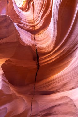 Dalgalı ve pürüzsüz kaya duvarları olan bir kanyonda manzara, Canyon X, Arizona, ABD