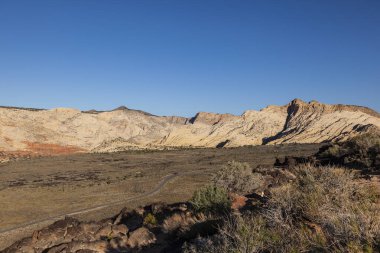 Karlı Kanyon, Utah, ABD 'deki dağları ve otlakları gören manzara..