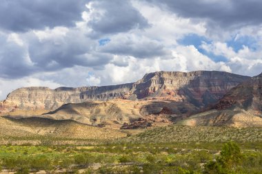 ABD 'nin Utah eyaletindeki Kar Kanyonu Parkı' ndaki dağları ve otlakları gören manzara
