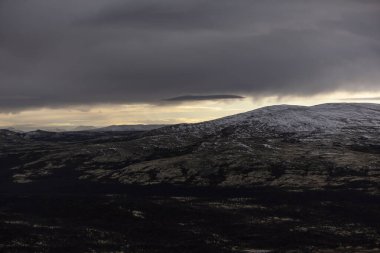 Norveç 'teki karlı dağların güzel manzarası