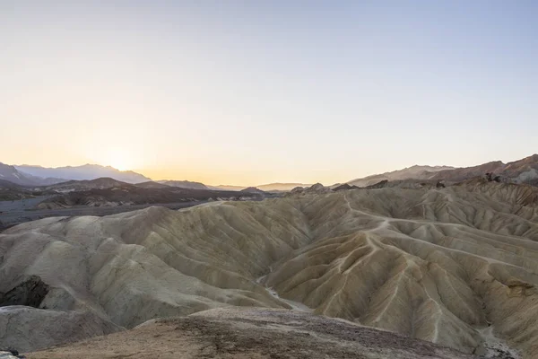 米国西部の岩や砂漠でデスバレーで日の出をしながら景色 — ストック写真