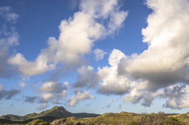 Bulutlu gökyüzü ile Curacao adasının muhteşem manzarası