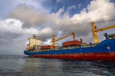 Curacao, Karayipler - 29 Temmuz 2023: Curacao Adası mimarisinin arka planında kargo gemisi, Hollanda Antilleri