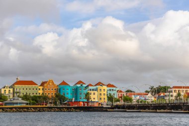 Hollanda Antilleri 'ndeki Curacao adasının ünlü pastel renkli mimarisi