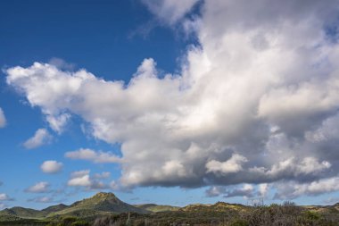 Bulutlu gökyüzü ile Curacao adasının muhteşem manzarası