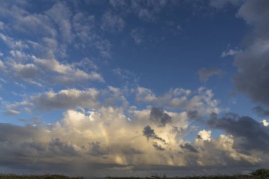 Bulutlu gökyüzü ile Curacao adasının muhteşem manzarası