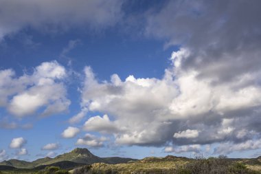 Bulutlu gökyüzü ile Curacao adasının muhteşem manzarası
