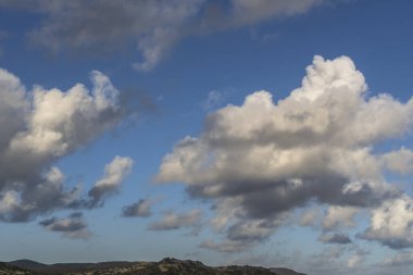 Bulutlu gökyüzü ile Curacao adasının muhteşem manzarası