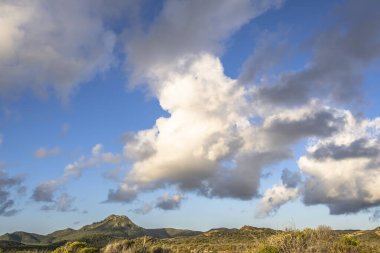 Bulutlu gökyüzü ile Curacao adasının muhteşem manzarası