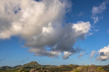 Bulutlu gökyüzü ile Curacao adasının muhteşem manzarası