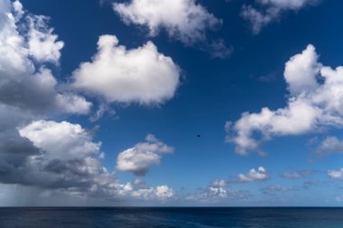Okyanus üzerinde Karayip manzarası