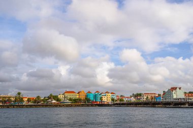 Hollanda Antilleri 'ndeki Curacao adasının ünlü pastel renkli mimarisi
