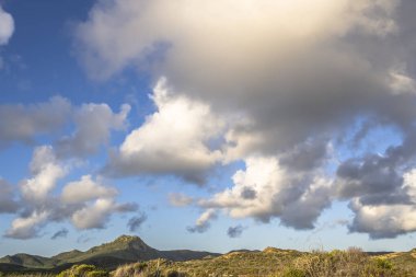Bulutlu gökyüzü ile Curacao adasının muhteşem manzarası
