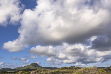 Bulutlu gökyüzü ile Curacao adasının muhteşem manzarası