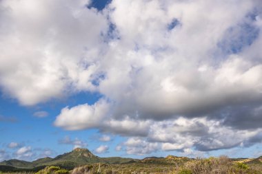 Bulutlu gökyüzü ile Curacao adasının muhteşem manzarası