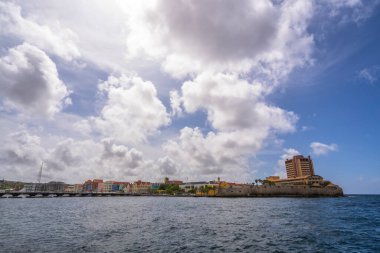 Hollanda Antilleri 'ndeki Curacao adasının ünlü pastel renkli mimarisi