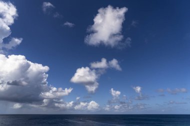 Okyanus üzerinde Karayip manzarası
