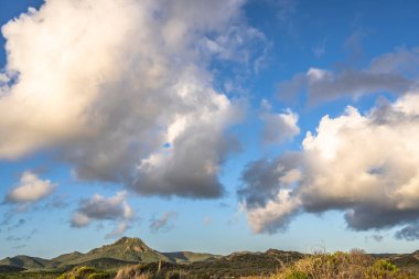 Bulutlu gökyüzü ile Curacao adasının muhteşem manzarası