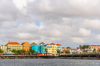 Hollanda Antilleri 'ndeki Curacao adasının ünlü pastel renkli mimarisi