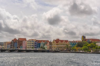 Hollanda Antilleri 'ndeki Curacao adasının ünlü pastel renkli mimarisi