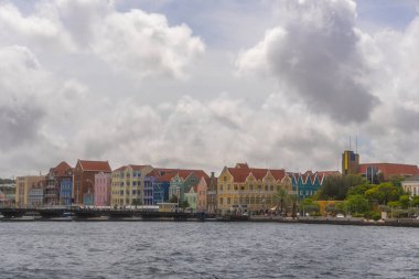 Hollanda Antilleri 'ndeki Curacao adasının ünlü pastel renkli mimarisi