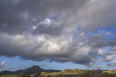 Bulutlu gökyüzü ile Curacao adasının muhteşem manzarası