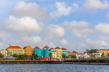 Hollanda Antilleri 'ndeki Curacao adasının ünlü pastel renkli mimarisi