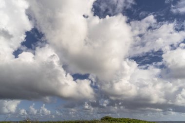 Bulutlu gökyüzü ile Curacao adasının muhteşem manzarası