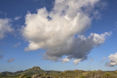 Bulutlu gökyüzü ile Curacao adasının muhteşem manzarası