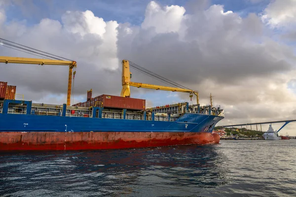 Curacao Karaiby Lipca 2023 Statek Towarowy Tle Architektury Wyspy Curacao — Zdjęcie stockowe