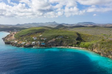 Karayipler 'deki Curacao kıyıları, sahil, uçurum ve turkuaz okyanus manzaralı. 