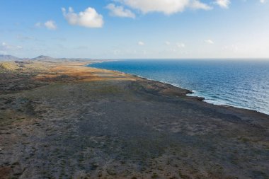 Karayipler 'deki Curacao kıyıları, sahil, uçurum ve turkuaz okyanusla çevrili.