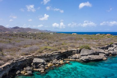 Karayip Denizi 'ndeki Curacao kıyılarının havadan görünüşü. Turkuaz su, uçurum, sahil ve Playa Manzalina etrafındaki güzel mercan resifleri.