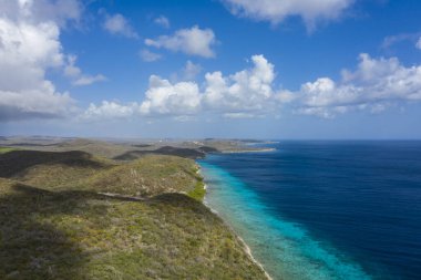 Karayipler 'deki Curacao kıyıları, sahil, uçurum ve turkuaz okyanus manzaralı. 