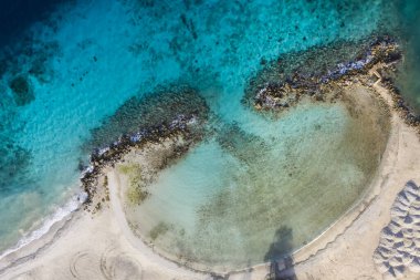 Karayip Denizi 'ndeki Curacao kıyılarının havadan görünüşü. Turkuaz su, uçurum, sahil ve Playa Manzalina etrafındaki güzel mercan resifleri.