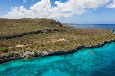 Karayipler 'deki Curacao kıyıları, sahil, uçurum ve turkuaz okyanusla çevrili.