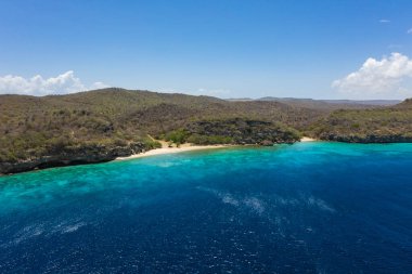 Karayipler 'deki Curacao kıyıları, sahil, uçurum ve turkuaz okyanusla çevrili.