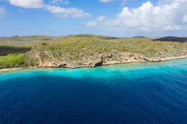 Karayipler 'deki Curacao kıyıları, sahil, uçurum ve turkuaz okyanus manzaralı. 