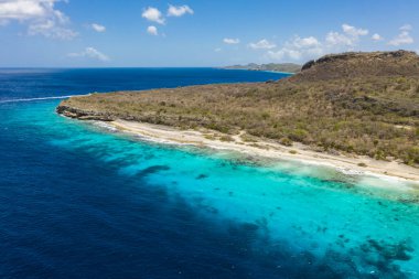Karayipler 'deki Curacao kıyıları, sahil, uçurum ve turkuaz okyanusla çevrili.