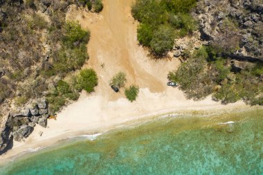 Karayipler 'deki Curacao kıyıları, sahil, uçurum ve turkuaz okyanusla çevrili.
