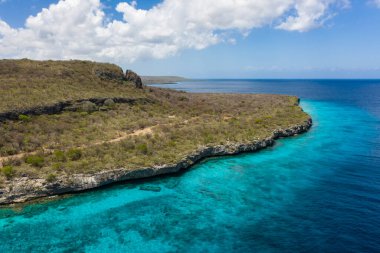 Karayipler 'deki Curacao kıyıları, sahil, uçurum ve turkuaz okyanusla çevrili.