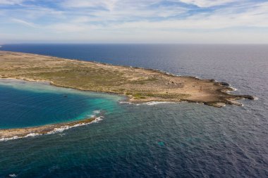 Karayip Denizi 'ndeki Curacao kıyılarının havadan görünüşü turkuaz su, uçurum, sahil ve Eastpoint etrafındaki güzel mercan resifleri. 