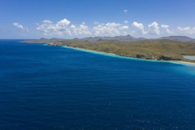 Karayipler 'deki Curacao kıyıları, sahil, uçurum ve turkuaz okyanusla çevrili.