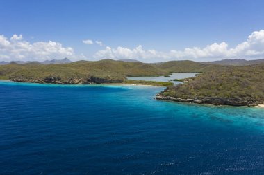 Karayipler 'deki Curacao kıyıları, sahil, uçurum ve turkuaz okyanusla çevrili.