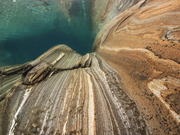 Verzasca nehrinin sualtı manzarası, Ticino kantonu, İsviçre Köprüsü Ponte Romano, Ponte dei Salti, kış mevsiminde