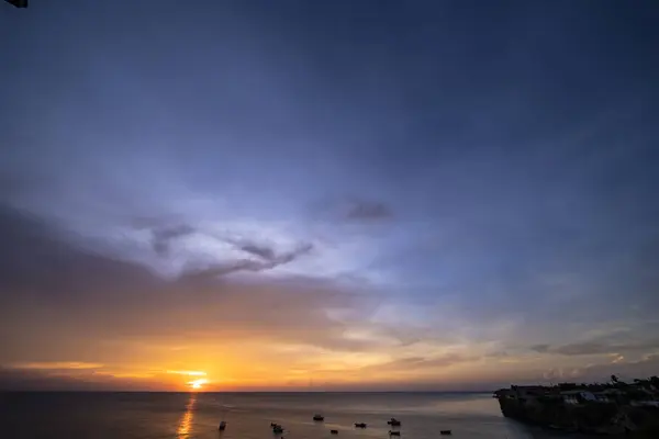 Gewitterschauer Mit Fliegenden Wolken Über Dem Türkisfarbenen Meer Rund Curacao — Stockfoto